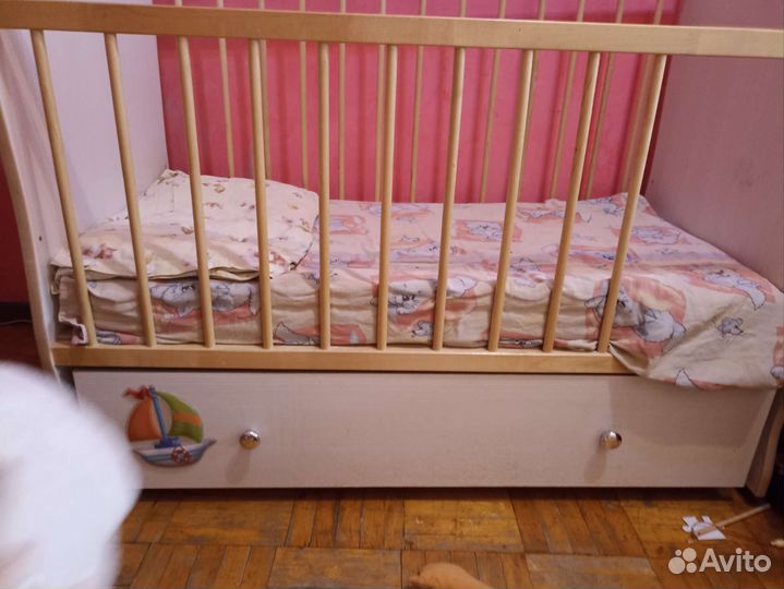Детская кроватка с маятником и ящиком