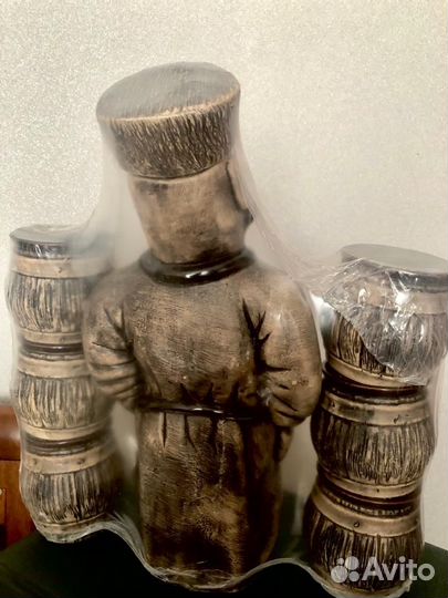 Кувшин для вина и других напитков с шестью бокалам