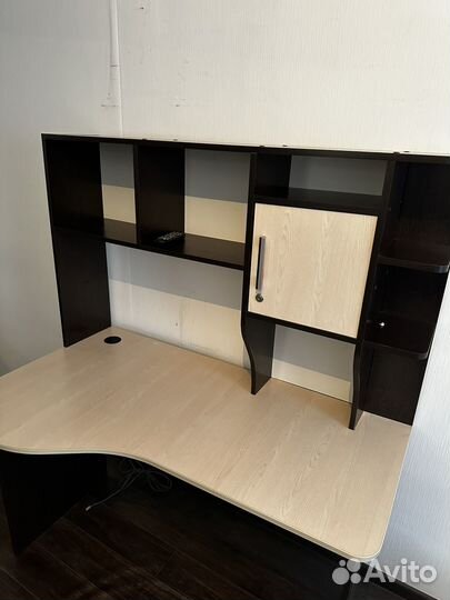 Письменный компьютерный стол