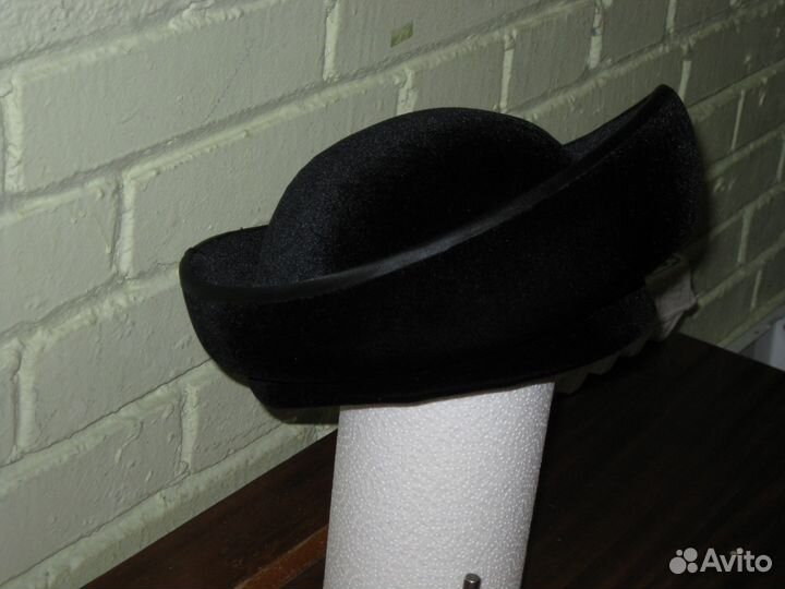 Кокетливая женская велюровая шляпка