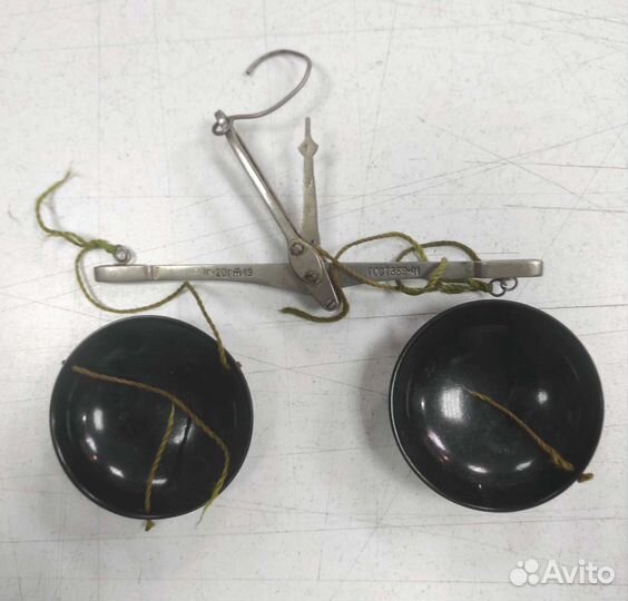 Набор гирек и двое весов с чашечками