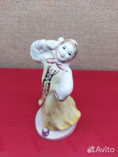 Фарфоровые статуэтки старая Гжель