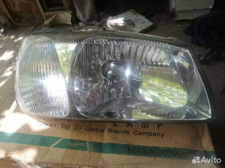Правая фара на Hyundai Accent