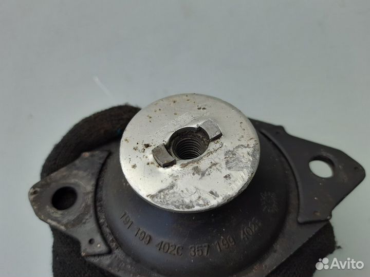 Опора двигателя левая Volkswagen Passat B3