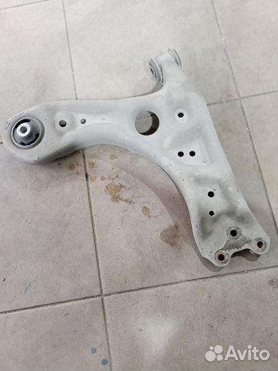 Передний правый рычаг volkswagen polo