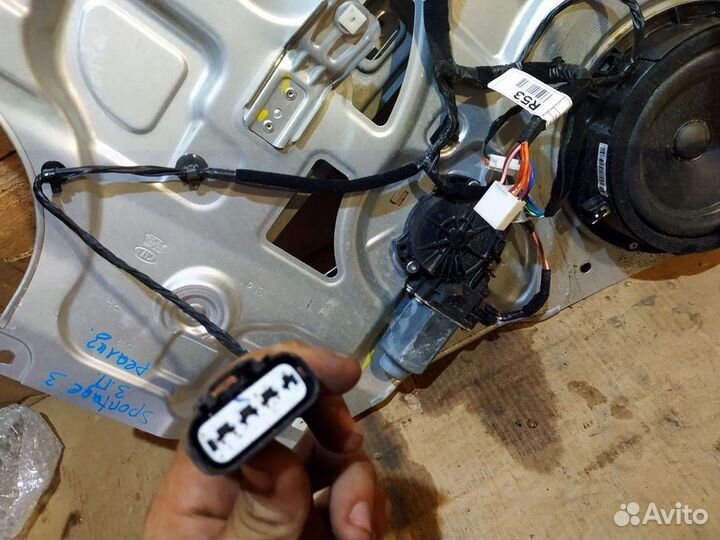 Стеклоподъемник задний правый Kia Sportage 3