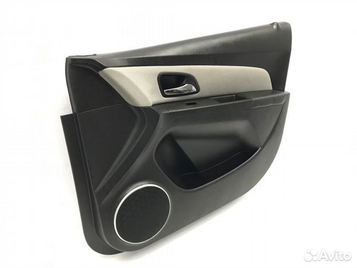 Обшивка двери передняя правая Chevrolet Cruze 1