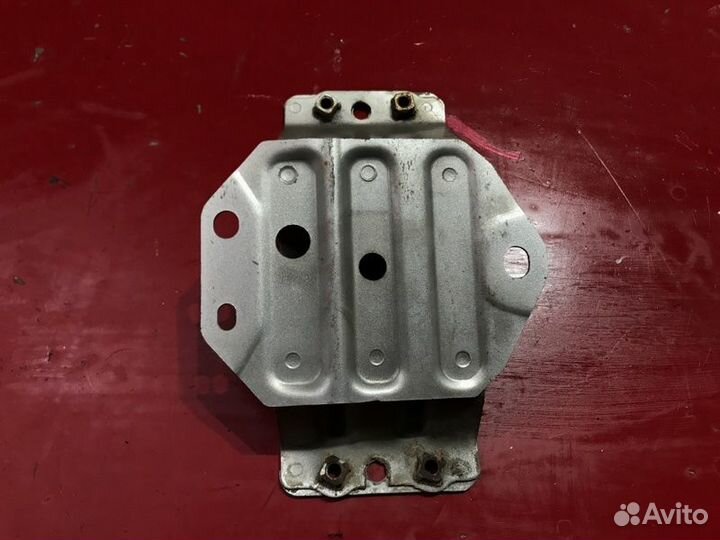 Кронштейн усилителя бампера задний правый Toyota