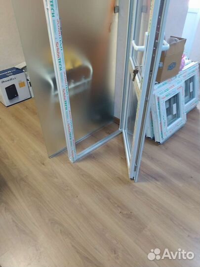 Дверь пластиковая с замком