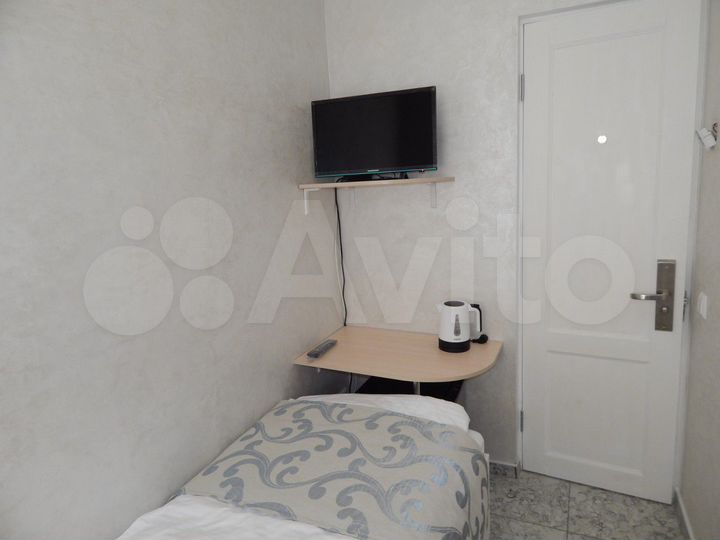 Комната 18 м² в 8-к., 1/3 эт.