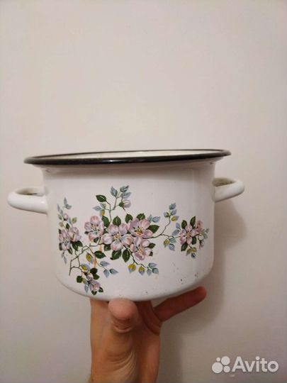 Кастрюли эмалированные, вилки ложки, подносы