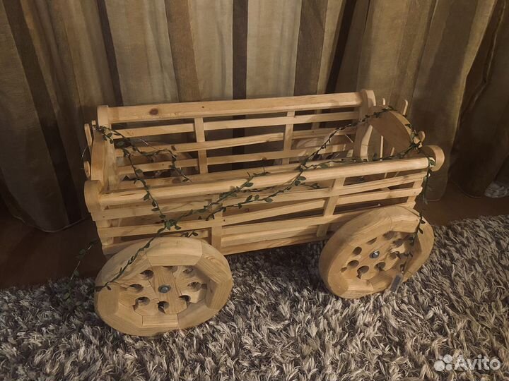 Деревянная декоративная тележка