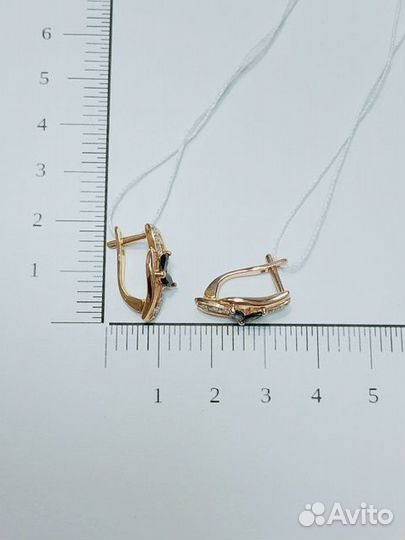 Золотые серьги с бриллиантом