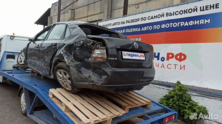 Крышка багажника Volkswagen Polo Sedan (Mk5) 6RU827025A. Дефекты