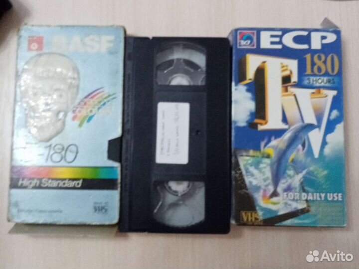 VHS с записями современного тв