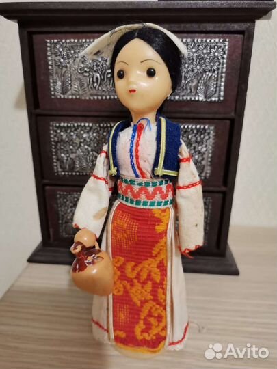 Кукла в национальном костюме, с кувшином