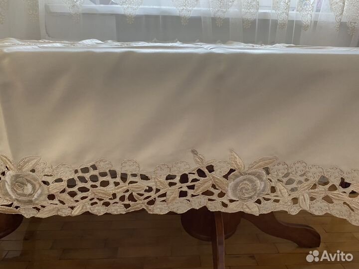 Скатерть кремовая,очень красивая, новая