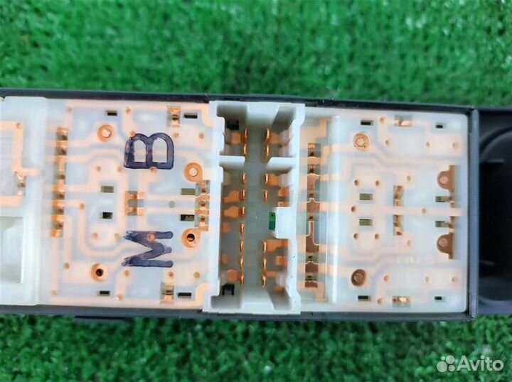 Блок управления стеклоподъемниками Nissan Tiida 2