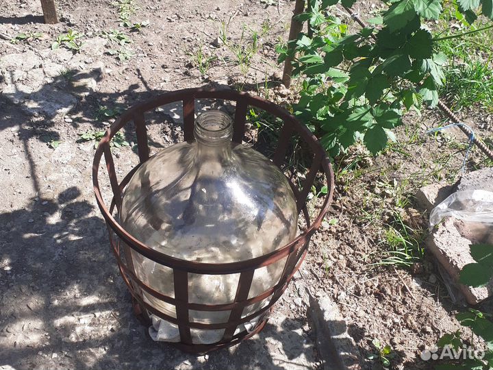 Бутыль стеклянная с корзиной