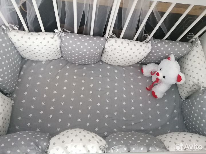 Детская кроватка с маятником и ящиком