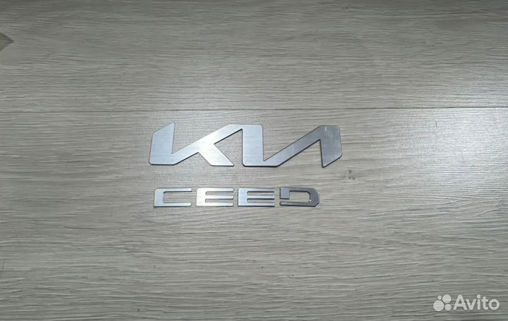 Эмблема на дверь багажника (универсал) Kia Ceed