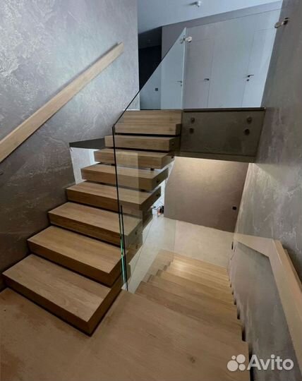 Деревянная лестница на второй этаж