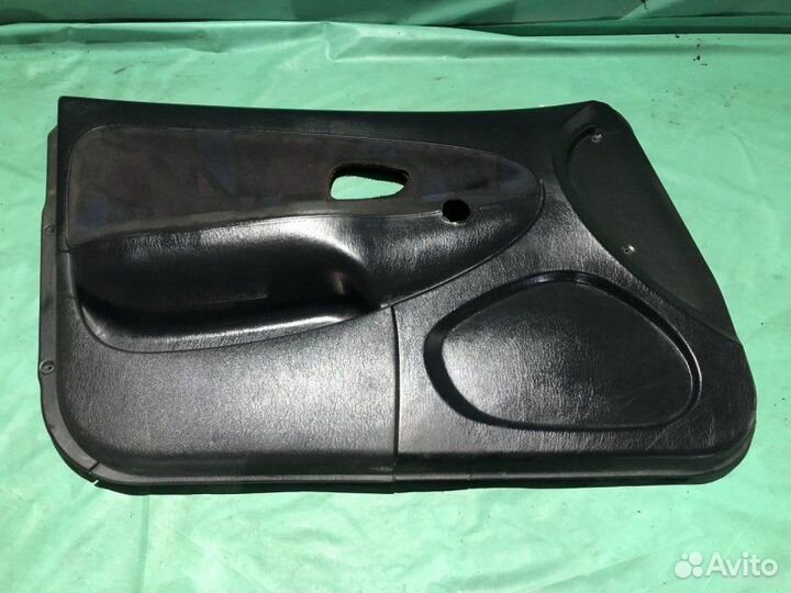 Обшивка двери передняя левая Mitsubishi Carisma