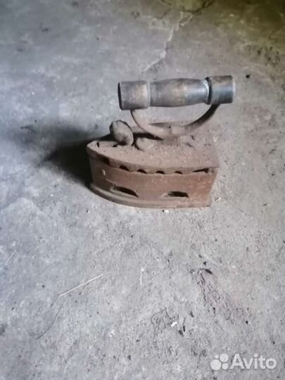 Старинный угольный утюг