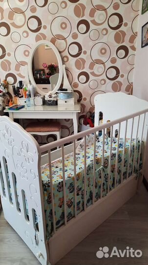 Детская кроватка с продольным маятником