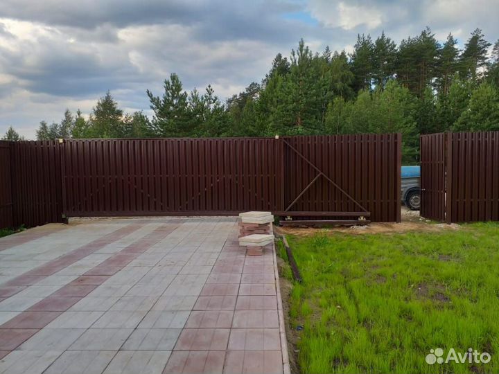 Заборы из евроштакетника для загородного дома