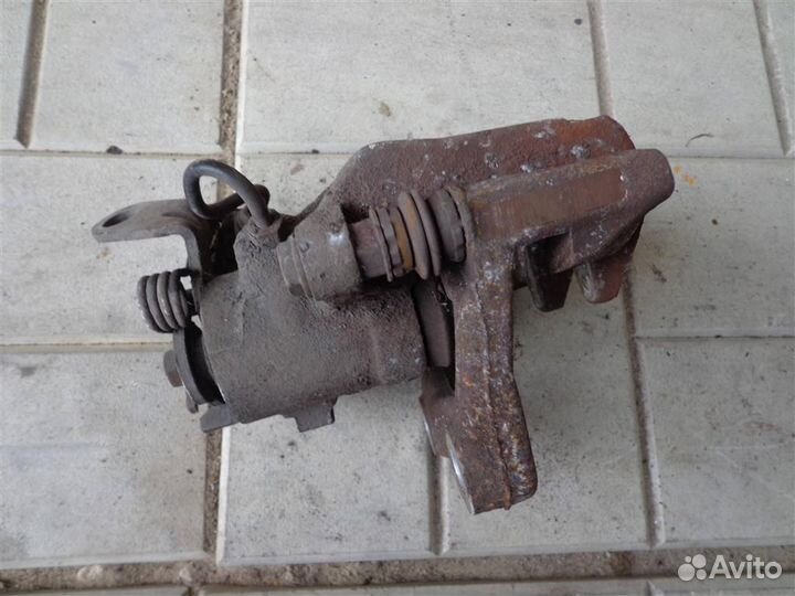 Суппорт задний левый Skoda Octavia A5 1Z