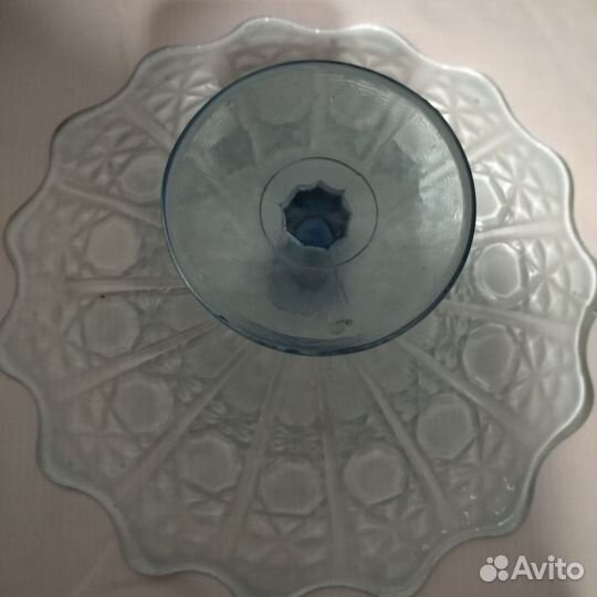 Тортница на ножке СССР голубое стекло. Неман