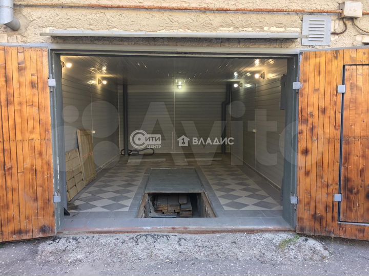 Гараж, > 30 м²