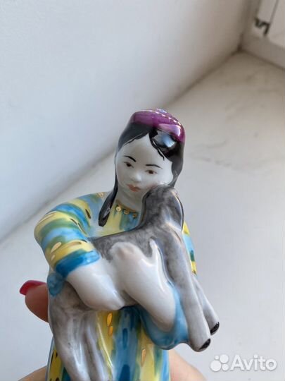 Статуэтка « Девочка с ягненком»