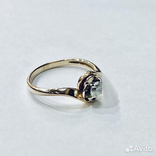 Золотое кольцо с камнем