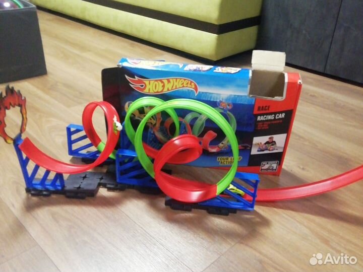 Игрушечная трасса с машинкой