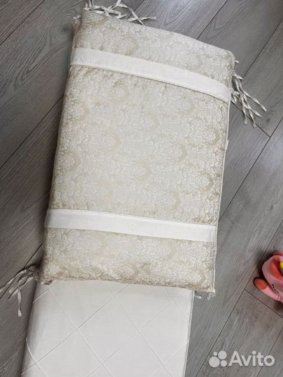 Детская кроватка с маятником и ящиком