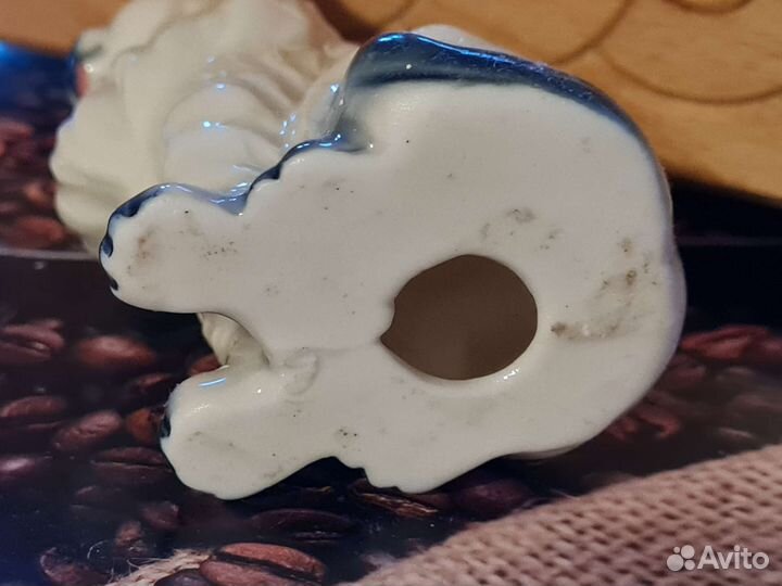 Фарфоровые статуэтка собака