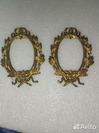 Бронзовая накладка с фарфоровой вставкой