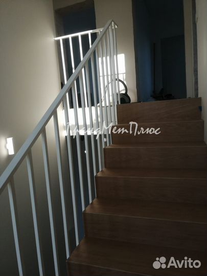 Перила из металла на лестницу