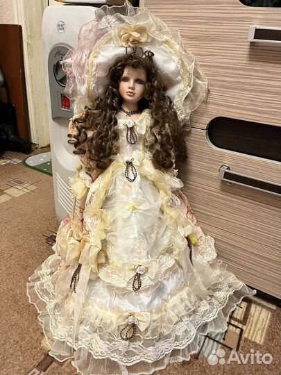 Кукла фарфоровая 60см с зонтом