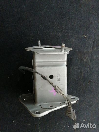 Крепление усилителя бампера переднее правое Nissan