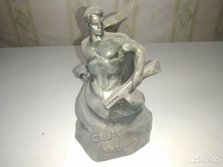 Фигурки из металла