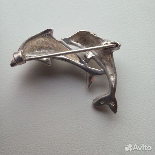 Брошь дельфины