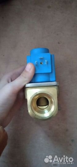 Краны. Один маленький он с электро магнитом второй