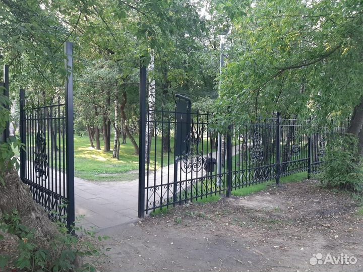 Кованый забор с калиткой и воротами