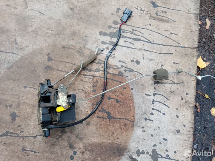 Замок передн/левый на Киа Каренс 2004 год