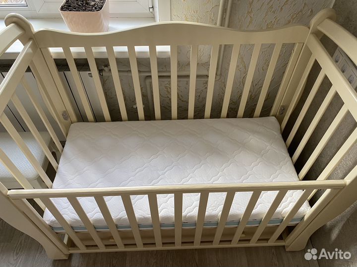 Детская кроватка с маятником