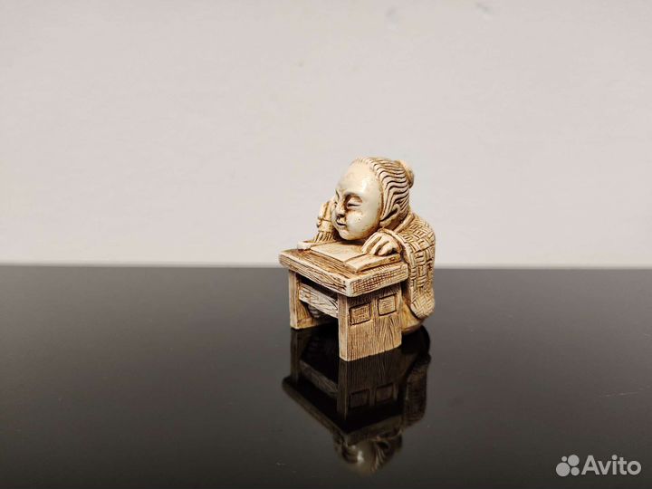 Нэцке мальчик рисующий Амэ-но-Удзумэ