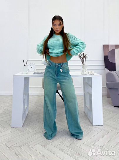 Вязанная женская кофта и стильные джинсы